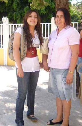 Archivo:Hna. Delia Araujo y su hija Cecilia Ramírez.jpg