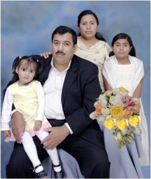 Rev Rey Said Becerra Acosta, su esposa Marusia Carrión Sanabria e hijas-Fam. pastoral 2a. iglesia de Puebla, Puebla.jpg