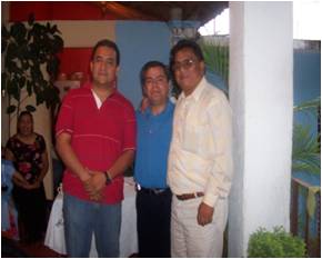 Visita a los hermanos de la misión de Huajolotitlán, Huajuapan, Oaxaca. De izquierda a derecha el Hno. Carlos Cuevas Osorio, Rev. Otoniel Rentería C., y Constantino Ramírez Olivares.jpg