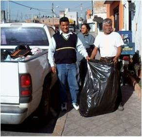 Archivo:Pastor Evang. Israel J. Morales, Hno. Julián Gutiérrez y Hna. Abigaíl Morales, transportando ayuda de 1a Ig. de Puebla, para afectados de contingencia de Pémex en San Martín T. Pué. 19 diciembre 2010.jpg