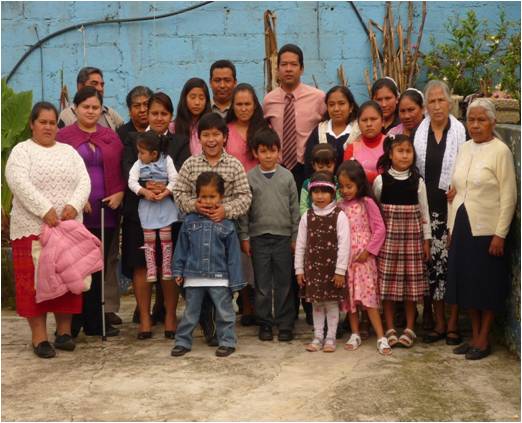 Archivo:Congregación y pastor (con Corbata), Zacapoaxtla, Puebla (2011).jpg