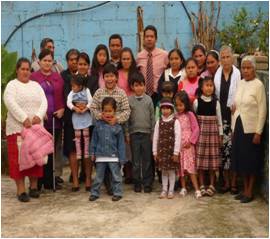 Archivo:Congregación de Zacapoaxtla, Puebla con su pastor Edgar Lobato Reyes 2011 .jpg
