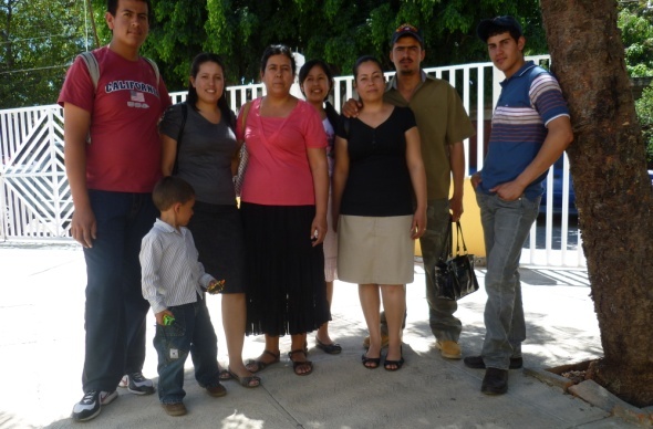 Archivo:Familia Arellano Robles con sus familiares.jpg
