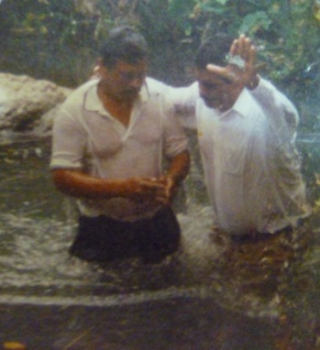 Archivo:Hno. Prudencio bautizando al hno. Zacarias Jimenez.jpg