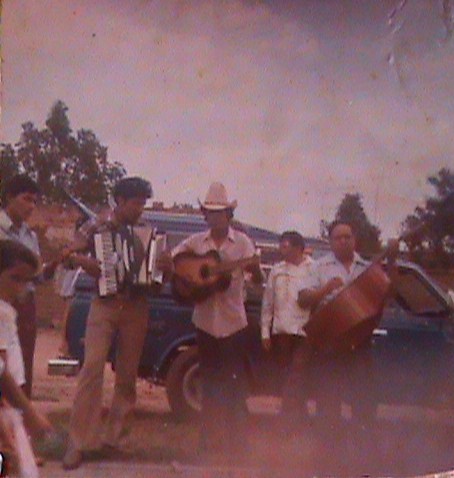 Archivo:Hnos. tocando Pablo Orozco, Chuy Rico.jpg
