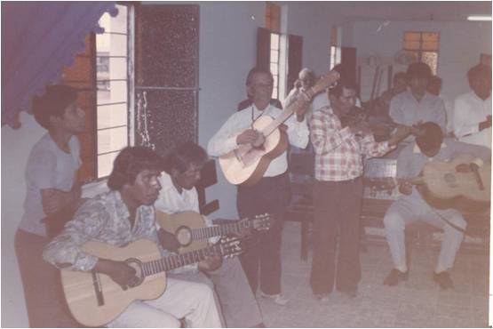 Algunos hermanos de la congregación y el Hno. Fernando Leyva con su violín