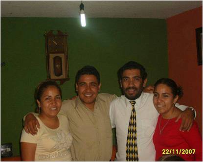Antonio Rivera Cordova con su hermano Jesús y sus hermanas Cinthya y Rosa Edith.jpg