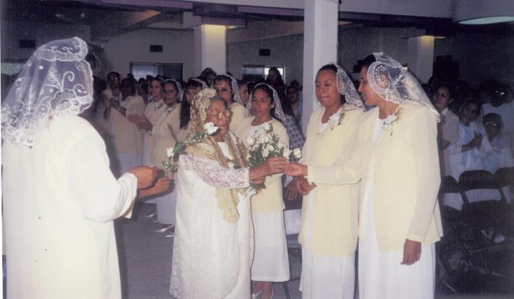 Archivo:Hna. Minerva Bustos en actividad con las Señoras (1999).jpg