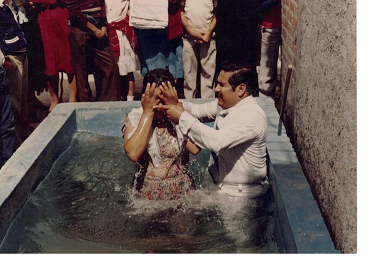 Archivo:Hno Cutberto Briseño, bautizando.png