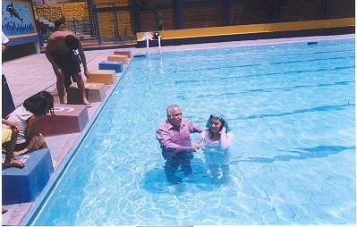 Archivo:Bautismos en piscina, perú.jpg