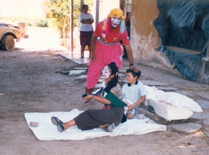Archivo:5 RODEADOS de un ambiente campirano el festival infantil lidereado por la hermana Leonor González presentó una obra de teatro y repartió dulces..jpg
