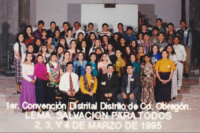 Líderes juveniles en la 1er Convención del Distrito, en 1995