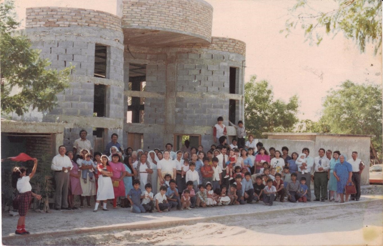 Foto Congregacional al frente de la Iglesia Hno. Eliseo Guzman Tenorio (1987)