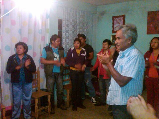 Archivo:Congregantes en la Célula de Chalmimilulco, Texmelucan, Puebla, noviembre del 2013-2.jpg