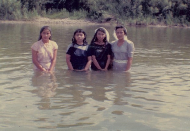Archivo:Jovenes en el rio para se bautizados, el bautizmo lo realizo el Hno. Osvaldo Soto en 1988..jpg