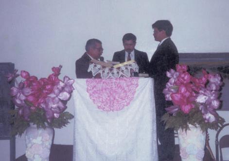 Entreg del Hno. Marciano Barrios al Hno. Ruperto Garza, ofició el Obispo de disrito Eliseo Guzman (1995)