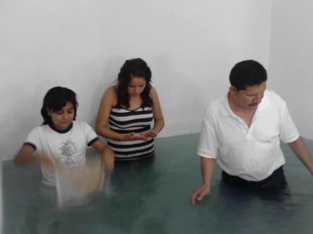Archivo:17 de julio de 2011, preparandose para bautizarse.jpg