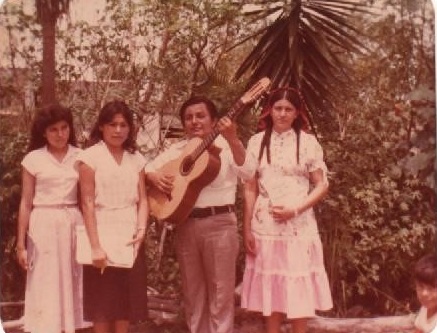 Archivo:El Pastor Eliceo Gaytán Sandate junto a unas señoritas de la Iglesia.jpg