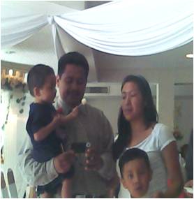 Archivo:Fam. pastoral de Acatlán (2011). Rev. Guillermo Zamora F. y esposa Natividad Aponte Gallegos con sus hijos Daniel y Joel Zamora Aponte.jpg