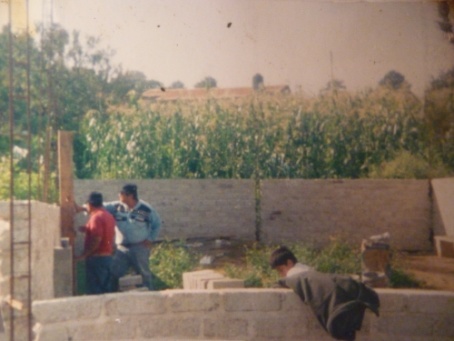 Archivo:Preparandose para colar castillos en Pueblo Nuevo, Hno. José Martinez.jpg