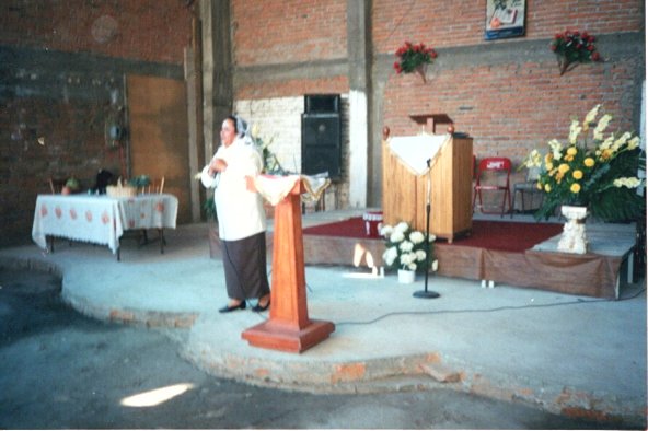 Archivo:Hna. Cuquita presidiendo 2-11-99.jpg