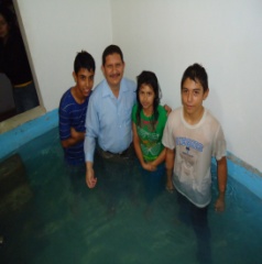 Archivo:Rev. Raúl con los bautizados Roberto, Eliza y Obed.jpg