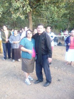 Archivo:Pastor y su esposa en cerro.jpg