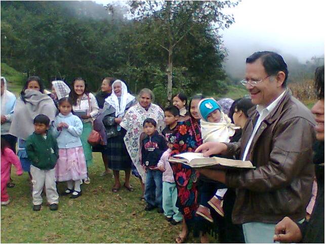 Archivo:Día de bautismos en Atempan, Puebla, bautista Rev. Rafael Ríos Tinoco .jpg