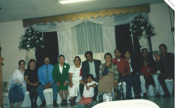 Archivo:El pastor Osvaldo Veliz Sifuentes y un grupo de hermanos.jpg