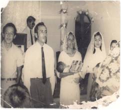 Archivo:Primicias Puebla, Graciela de los Santos M. y Jorge Morales C. en su día de bautismo con Rev. Gilberto Jiménez R..jpg