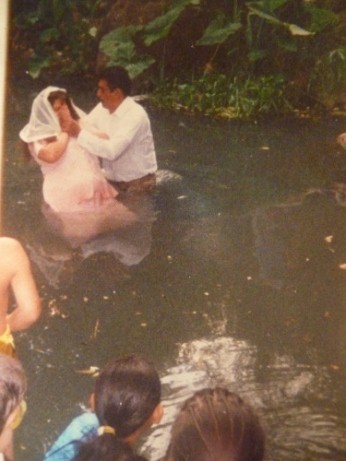Archivo:Hno. Antonio Prudencio bautizando a Angelina Mariscal en el arroyo en Sn Martín.jpg