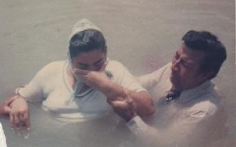 Archivo:El hermano Daniel Rojas bautizando a Maria Luisa Sierra.jpg