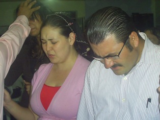 Hno. Joel Jaimes y esposa, aceptando el Reto de La Misión