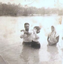 Archivo:Hno Epigmenio celebrando un bautismo en el año 1960.jpg