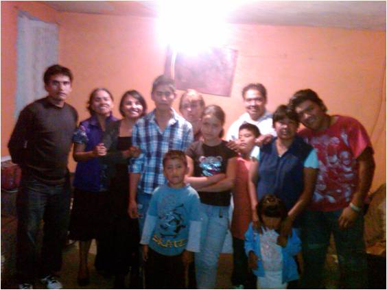 Archivo:Congregantes en la Célula de Chalmimilulco, Texmelucan, Puebla, noviembre del 2013-1.jpg