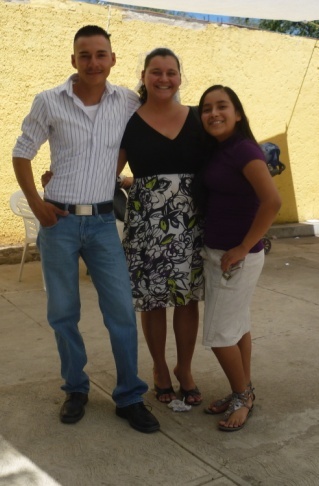 Archivo:Hna. Rosa Isela, su hermano Alfredo y su hija Abigail.jpg