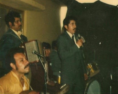 Celebracion de Nupcias del 9º. pastor de la 1ª. IAFCJ de Rio Bravo, Eliseo Guzman Tenorio, entonando un himno el dia de su boda (1980)