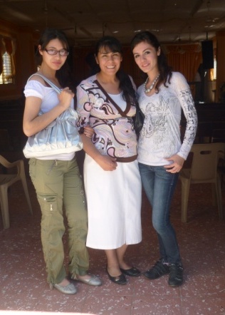 Archivo:Hna. Carmen Trujillo con sus hijas Jisel y Karen.jpg