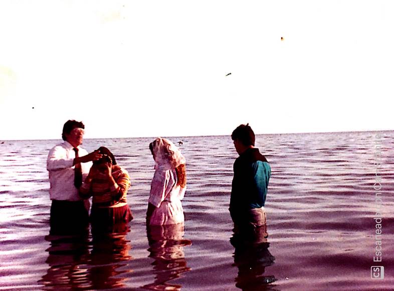 Archivo:Primeros bautismos en puerto.jpg