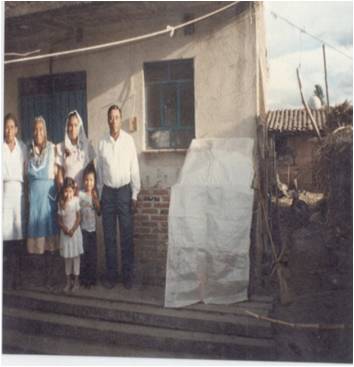 Archivo:Fam. de Hno. Aarón Grande y su casa en Col. San Martín, Tlamapa.jpg