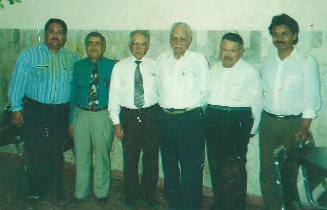 Archivo:Pastor Hno. Marciano Barrios y su equipo de Ministros (1994)..jpg