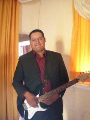 Archivo:Hno. Isaías González Guitarristas.jpg