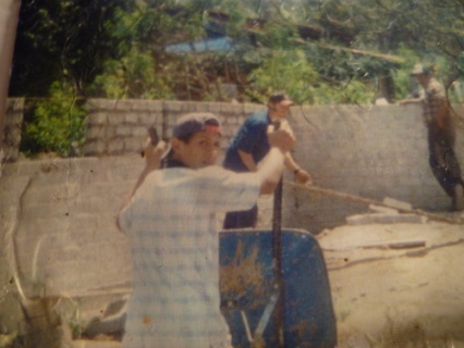 Archivo:Manuel Martínez auxiliando en la construcción.jpg