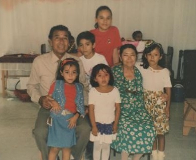 Archivo:La sencillez y la nobleza de los hermanos, con unos niños de la iglesia a mediados de los 90.jpg