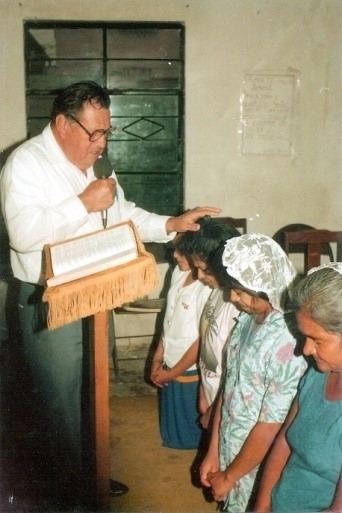 Archivo:Pastor José Santos Ministrando.jpg