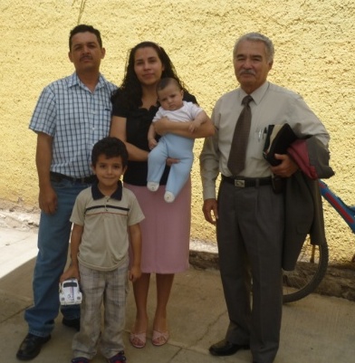 Archivo:Familia Peña Mariscal con el Obispo del Distrito.jpg