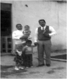 Rev. Daniel Castellanos Fonseca y familia, cuando pastoreaba la 1a misión de Puebla .jpg