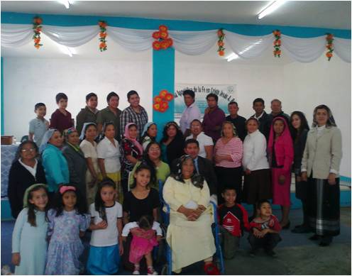 Congregación y pastor con esposa(en medio) Huamantla, Tlax. (2011).jpg