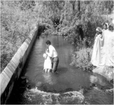 Archivo:Rev. Pedro Cabrera M, bautiza a primicia Puebla Graciela de los Santos, la reciben Lupita Figueroa, Lupita Méndez y Olga Magaña.jpg
