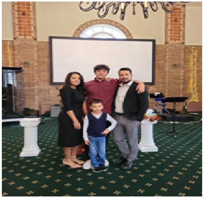 Hno Pastor Jose Mejia y familia.jpg